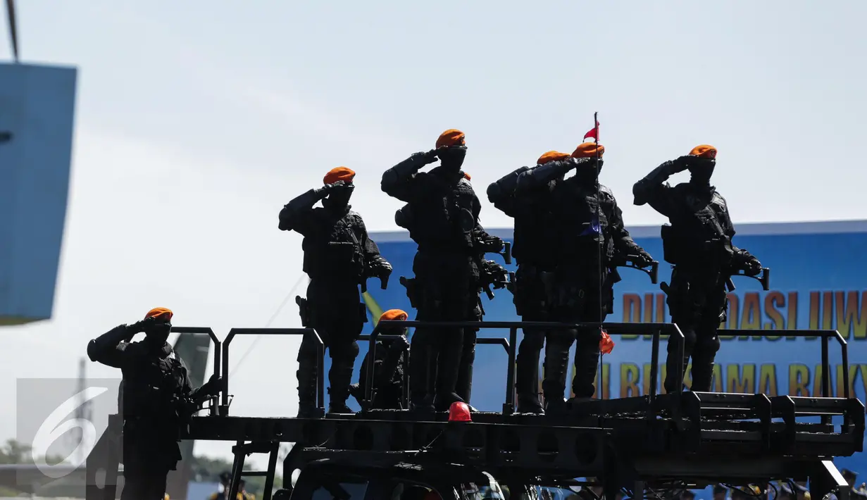 Sejumlah pasukan khusus (Paskhas) TNI memberi hormat saat melakukan defile pada gladi HUT TNI di Taxi Way Skuadron Udara Bandara Halim Perdanakusumah, Jakarta, Minggu (9/4). (Liputan6.com/Faizal Fanani)