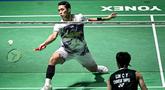 Tunggal putra Indonesia, Jonatan Christie memukul bola balasan saat pertandingan final tunggal putra melawan Lin Chun-yi (Taiwan) di turnamen bulu tangkis India Open 2026 di Indira Gandhi Indoor Stadium, New Delhi, Minggu (18/1/2026) sore WIB. Tunggal putra Indonesia Jonatan Christie gagal meraih gelar perdana tahun ini. (Sajjad HUSSAIN/AFP)