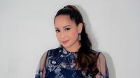 Serta pulasan makeup nuansa peach yang segar oleh makeup artist, Marlene Hariman. [@raffinagita1717/wanda_haraa].