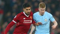 Pemain Liverpool, Emre Can berebut bola dengan pemain Manchester City, Kevin De Bruyne pada pekan ke-23 Premier League 2017-2018 di Anfield Stadium, Minggu (14/1). Liverpool mampu menyudahi laga dengan kemenangan 4-3. (AP/Dave Thompson)
