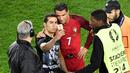 Seorang penggemar masuk lapangan dan mengajak berfoto Cristiano Ronaldo seusai laga Portugal melawan Austria pada laga kedua Grup F Piala Eropa 2016di Parc des Princes, Minggu (19/6/2016) dini hari WIB. (AFP/Miguel Medina)