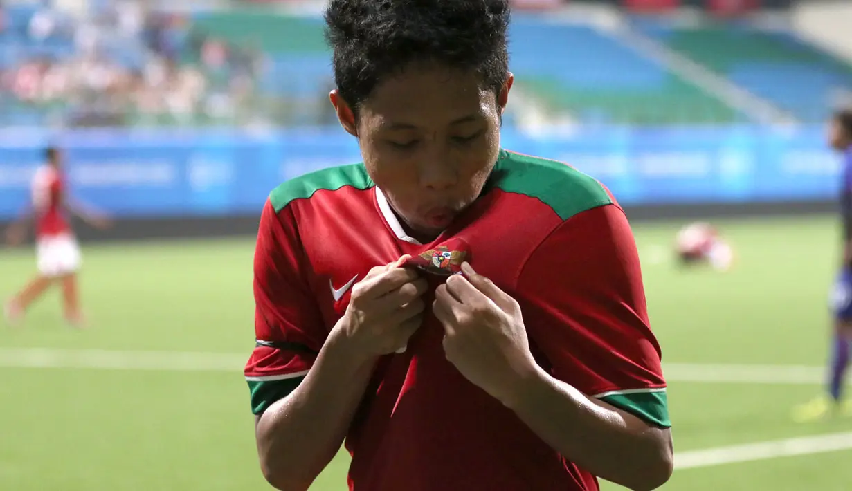 Ekspresi Evan Dimas Darmono setelah mencetak gol keenam Indonesia U-23 ke gawang Kamboja U-23 dalam babak penyisihan Grup A SEA Games 2015 di Stadion Jalan Besar, Singapura (6/6). Indonesia menang 6-1 dalam pertandingan tersebut. (Bola.com/Arief Bagus)