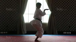 Ekspresi karateka putri Indonesia berlatih nomor kata sebagai persiapan menuju SEA Games 2017 di The Belezza, Permata Hijau, Jakarta, Senin (10/8/2017). Karate akan bertanding pada 22-24 Agustus 2017. (Bola.com/Nicklas Hanoatubun)
