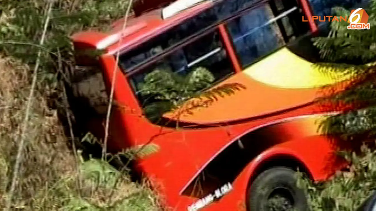 minibus-jurang-131017a.jpg