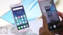 Pengunjung mengabadikan Produk terbaru smart phone Vivo V5s dipamerkan saat peluncuran di Jakarta, Rabu (10/5). Vivo V5s diluncurkan dengan mengandalkan kamera depan 20mp. (Liputan6.com/Angga Yuniar)