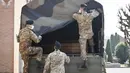 Tentara bersiap menurunkan peti mati berisi jasad korban virus corona COVID-19 dari Bergamo di Ferrara, Italia, Sabtu (21/3/2020). Hingga saat ini, sebanyak 4.825 orang dilaporkan meninggal akibat COVID-19 di Italia. (Massimo Paolone/LaPresse via AP)