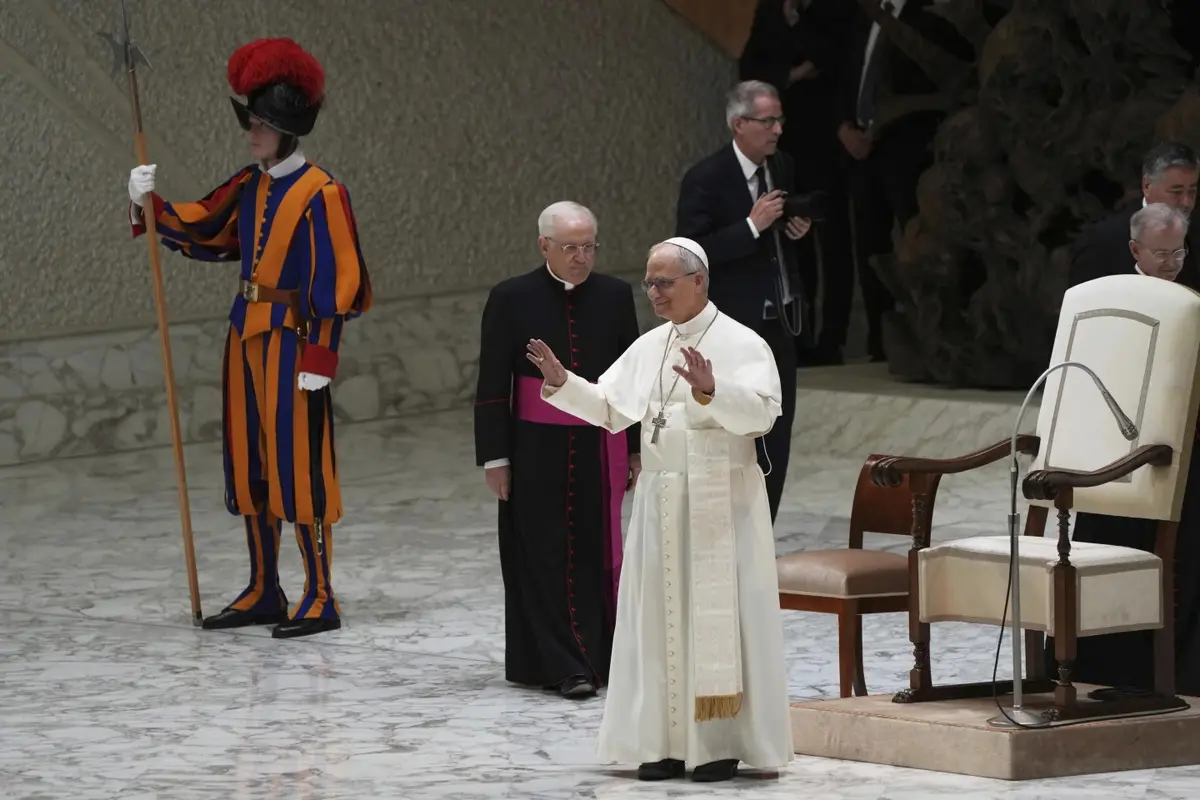 Paus Leo XIV bertemu dengan jurnalis media internasional pertama kalinya di Paul VI Hall Vatikan, Senin (12/5/2025). (AFP/Domenico Stinellis)