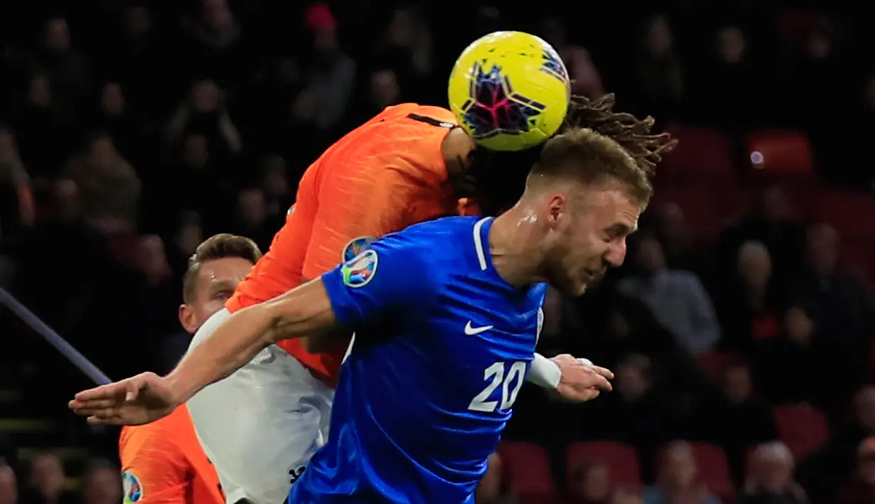 Bek Timnas Belanda Nathan Ake mencetak gol saat melompat untuk berebut bola dengan pemain Estonia Mikhel Ainsalu pada matchday terakhir Grup C  Kualifikasi Piala Eropa 2020 di Johan Cruijff Arena, Selasa (19/11/2019). Belanda mengandaskan Estonia dengan skor 5-0. (AP Photo/Peter Dejong)