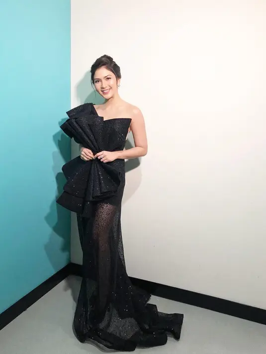 Aktris kelahiran 3 Agustus 1992 ini juga kerap mengunggah berbagai aktivitasnya di media sosial. Penampilannya saat menggunakan gaun malam pun kerap menjadi sorotan publik. (Liputan6.com/IG/@jscmila)