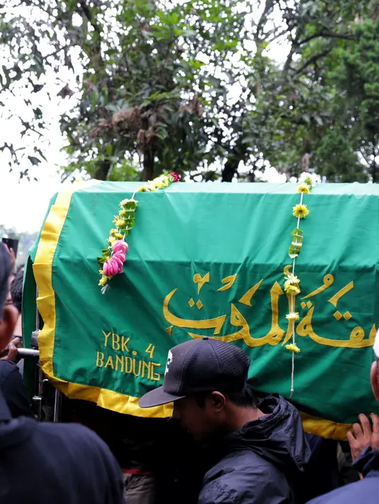 enazah Nazmul Irphan sendiri sudah dikebumikan sekitar pukul 11.30 WIB di TPU Nagrog, Ujung Berung. (Adrian Putra/Bintang.com)