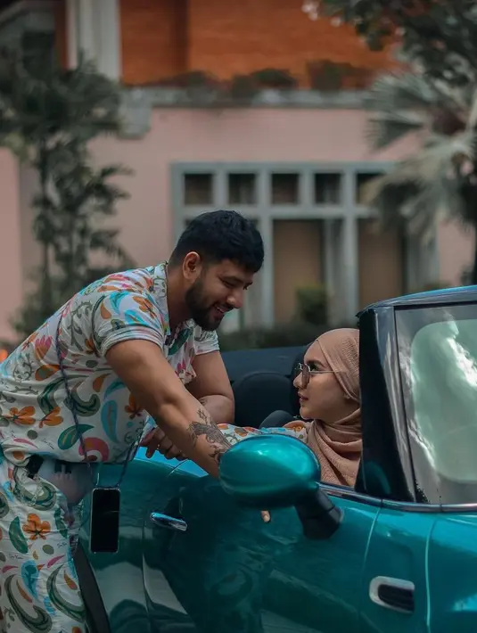 Selain itu, Ammar mengatakan bahwa kesederhanaa, menjalani hidup bersama pasangan juga membuat kebahagiaan selalu menyertai ia dan Irish Bella. Apalagi sekarang hadir jagoan kecil mereka, Air Rumi Akbar 1453. (Instagram/ammarzoni)