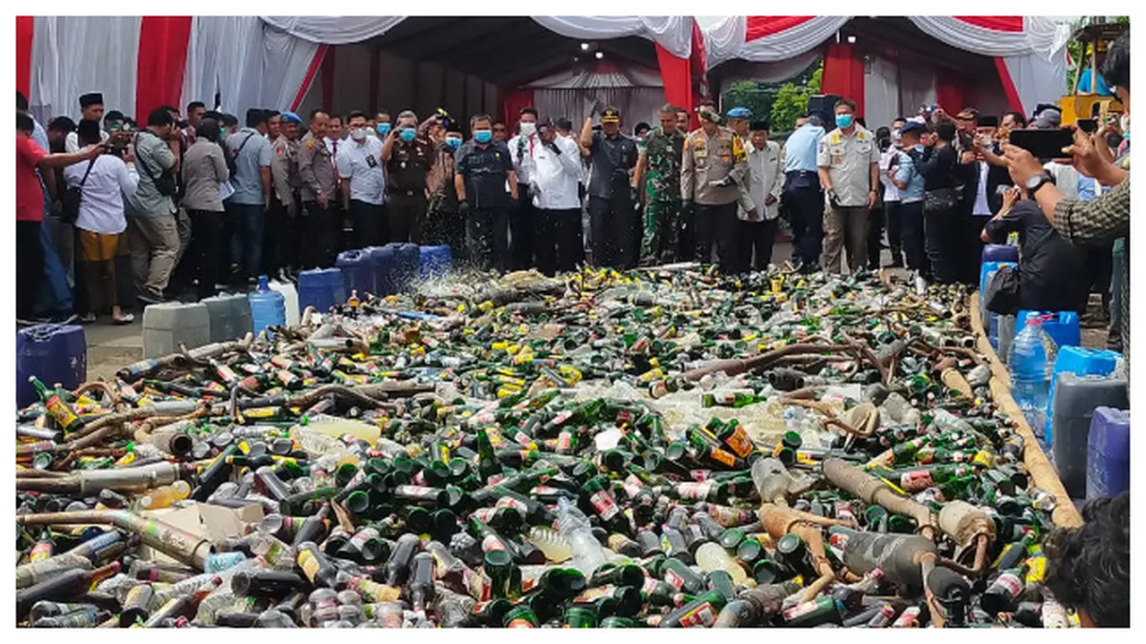 Polres Indramayu musnahkan 19.500 botol miras dan 5 juta butir petasan