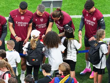 Pemain Arsenal melayani permintaan tanda tangan para fans cilik saat sesi latihan jelang hadapi PSG di final Liga Champions di Puskas Arena, Budapest, Hungaria, Jumat (29/5/2026). (AP Photo/Vadim Ghirda)