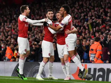 Perayaan gol pemain Arsenal yang dicetak Ramsey pada leg 1, babak perempat final Liga Europa yang berlangsung di Stadion Emirates, London, Jumat (12/4). Arsenal menang 2-0 atas Napoli. (AFP/Ben Stansall)