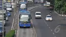Karena menolak opsi yang diberikan Pemprov DKI, bus APTB tidak diperbolehkan masuk jalur Transjakarta, Jakarta, Kamis (7/5/2015). (Liputan6.com/Herman Zakharia)