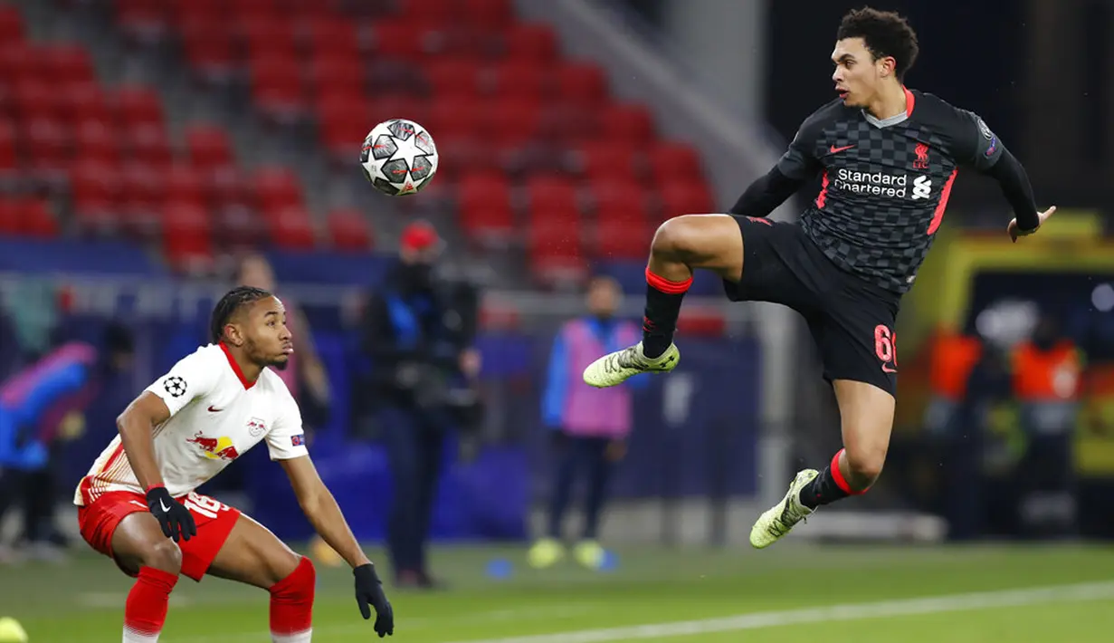 Pemain Liverpool Trent Alexander-Arnold (kanan) memperebutkan bola dengan pemain RB Leipzig Christopher Nkunku pada leg pertama babak 16 besar Liga Champions di Stadion Ferenc Puskas, Budapest, Hungaria, Selasa (16/2/2021). Liverpool menang 2-0. (AP Photo/Laszlo Balogh)