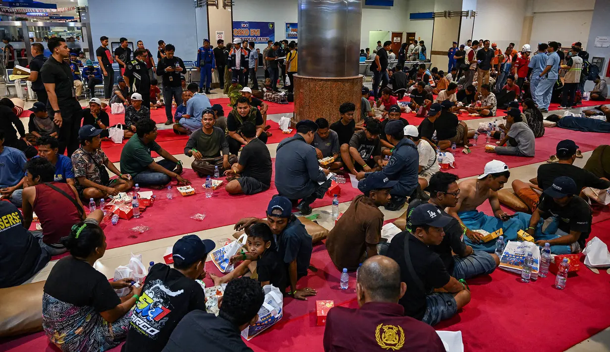 Korban selamat  kebakaran KM Mutiara Sentosa II setibanya di Dermaga Jamrud Utara, Pelabuhan Tanjung Perak, Surabaya, Jawa Timur, Senin (3/8/2026).  (AFP/ Juni Kriswanto)