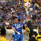 Penjaga gawang Barito Putera, Joko Ribowo, mencoba menghalau bola yang mengarah ke Ferdinand Sinaga (Persib) saat berlaga di Stadion Si Jalak Harupat, (10/6/2014). (Liputan6.com/Helmi Fithriansyah)