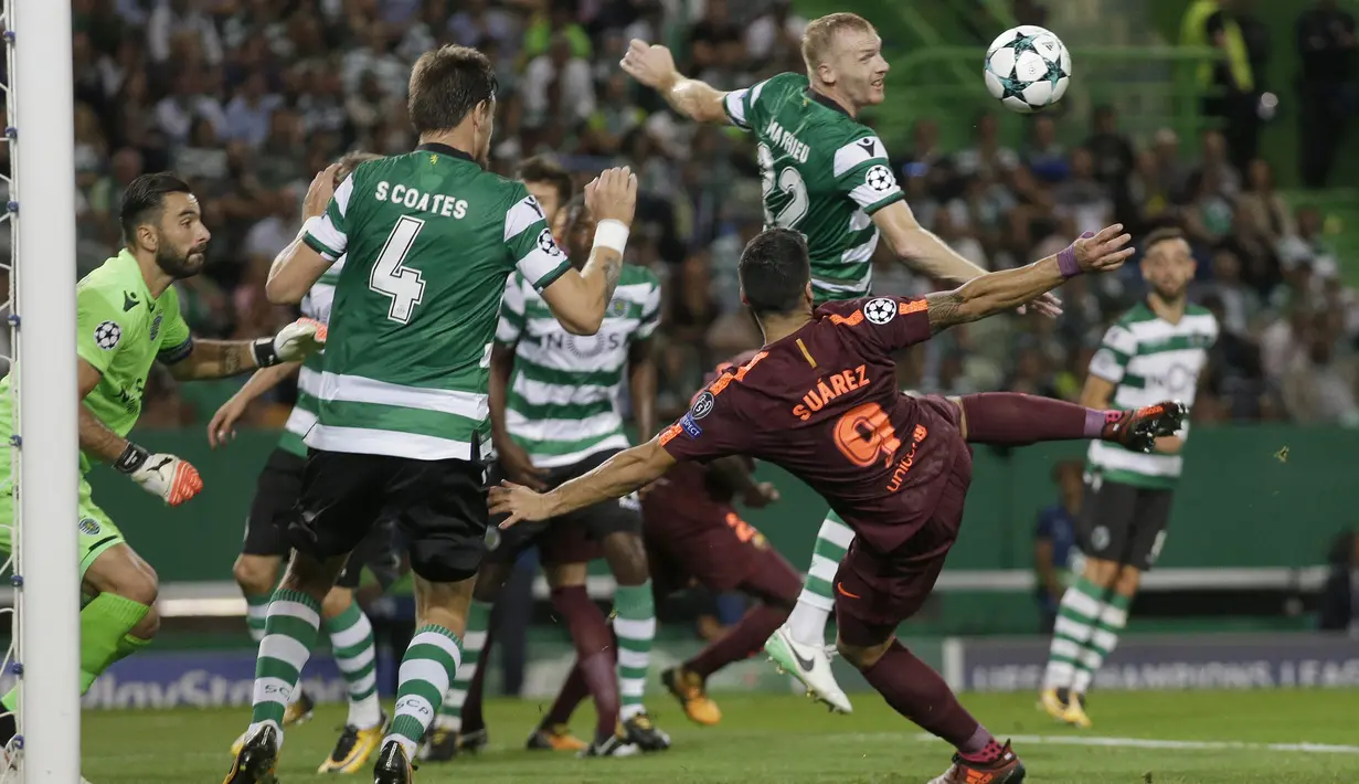 Striker Barcelona, Luis Suarez, berusaha membobol gawang Sporting Lisbon pada laga Liga Champions di Stadion Alvalade, Lisbon, Rabu (27/9/2017). Sporting kalah 0-1 dari Barcelona. (AFP/Armando Franca)