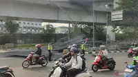 Penyebab Truk Terguling hingga Besi 30 Ton Terjun dari Flyover Tomang