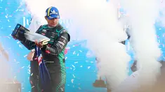 Pebalap dari tim Jaguar TCS Racing, Mitch Evans berhasil meraih gelar juara di balapan Formula E Jakarta 2022 yang merupakan seri ke-9 di Jakarta International e-Prix Circuit, Ancol, Sabtu (4/6/2022). Kemenangang pebalap Selandia Baru berusia 27 tahun itu baru ditentukan di menit-menit akhir jelang balapan usai saat berhasil menyalip pebalap dari tim DS Techeetah, Jean-Eric Vergne. (Bola.com/M Iqbal Ichsan)