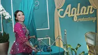 Ayu Dewi saat menggelar acara upacara potong rambut (Liputan6.com/Herman Zakharia)