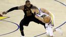 Pemain Cavaliers, LeBron James 9kiri) berusaha menutup pergerakan pemain Warriors, Stephen Curry pada gim pertama final NBA basketball di Oakland, California, (31/5/2018). Warriors menang 124-114. (AP/Marcio Jose Sanchez)
