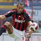 AC Milan&#039;s Brazilian defender Cafu controls the ball during the Italian serie A football match against Fiorentina at San Siro stadium in Milan, 06 May 2007. AFP PHOTO / Paco SERINELLI