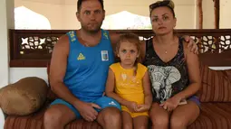 Keluarga Ukraina berpose saat di lobi sebuah hotel di Zanzibar (3/3/2022). Tanzania mengatakan akan menjaga ratusan turis Ukraina yang terdampar di kepulauan Zanzibar di Samudera Hindia setelah Ukraina menutup wilayah udaranya untuk penerbangan sipil menyusul invasi Rusia. (AFP/Ericky Boniphace)