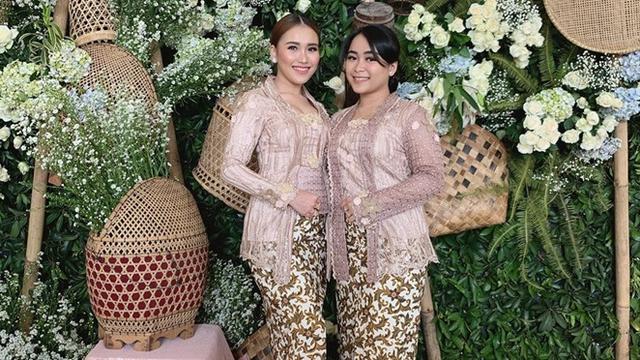 7 Potret Gaya Ayu Ting Ting Saat Hadir di Pernikahan Tania Nadira, Bikin Pangling