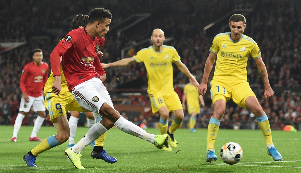 Striker Manchester United, Mason Greenwood, melepaskan tendangan saat melawan Astana pada laga Europa League di Stadion Old Trafford, Manchester, Kamis (19/9). MU menang 1-0 atas Astana. (AFP/Oli Scarff)