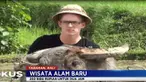 Awalnya para wisatawan ini nampak ragu, namun akhirnya para bule ini menikmati kegiatan membajak sawah setelah belajar kepada sang petani.