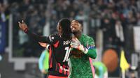 Leao kemudian meluapkan rasa kecewanya dengan berjalan sangat pelan meninggalkan lapangan. Kiper AC Milan, Mike Maignan bahkan harus turun tangan untuk mempercepat lajunya. (AFP/Alberto Pizzoli)