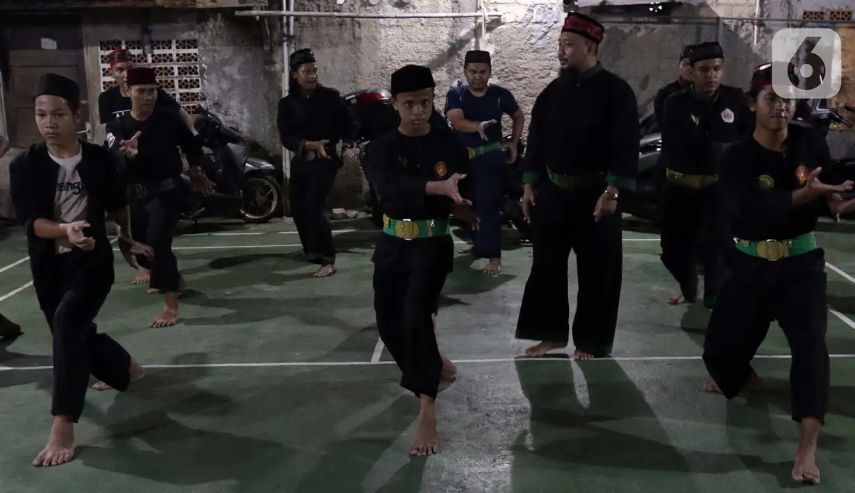Aris saat memberi materi gerakan silat di Sanggar Saung Dji’ih di Kawasan Cinere, Depok, Minggu (21/02/2021). Menurutnya, keberadaan Sanggar Saung Dji’ih bukan hanya melestarikan adat dan budaya betawi tetapi merupakan bentuk tanggung jawab pengabdian masyarakat. . (Liputan6.com/Helmi Fithriansyah)