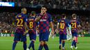 Striker Barcelona, Luis Suarez, merayakan gol yang dicetaknya ke gawang Inter Milan pada laga Liga Champions di Stadion Camp Nou, Barcelona, Rabu (2/10). Barcelona menang 2-1 atas Inter. (AFP/Lluis Gene)