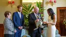 Meghan Markle menerima hadiah boneka kangguru dari Gubernur Jenderal Australia Sir Peter Cosgrove dalam kunjungan resminya bersama Pangeran Harry di Sydney, Selasa (16/10). Meghan tampak senang menerima hadiah bayi pertamanya. (Steve Christo / POOL / AFP)