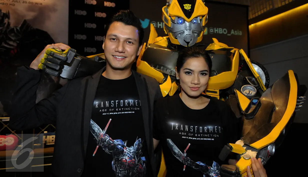 Pasangan selebriti Christian Sugiono dan Titi Kamal saat ditemui di UOB Plaza, Jakarta, Kamis (2/7/2015). Tian dan Titi didapuk sebagai pengisi suara salah satu karakter 'Transformers: Age of Extinction' ke bahasa Indonesia. (Liputan6.com/Faisal R Syam)