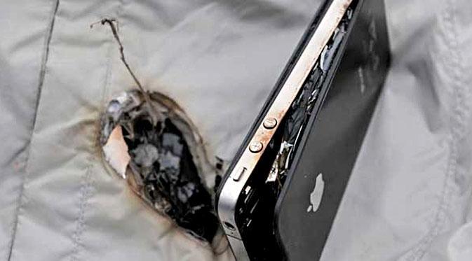 Adaptor charger palsu dari pihak ketiga diklaim dapat menyebabkan ponsel meledak sehingga konsumen berisiko terkena luka bakar.