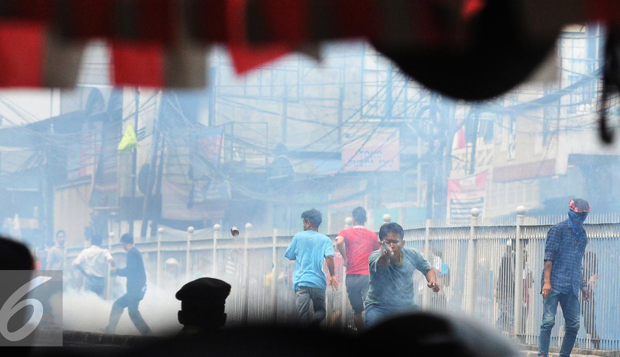 Warga Kampung Pulo menyerang Petugas saat penggusuran Kampung Pulo, Jakarta, Kamis (20/8/2015). Penggusuran pemukiman Kampung Pulo dilakukan oleh 2.200 personel gabungan untuk normalisasi Sungai Ciliwung. (Liputan6.com/Herman Zakharia)