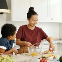 Ilustrasi Ibu memasak di dapur. (Foto: Vanessa Loring/Pexels)
