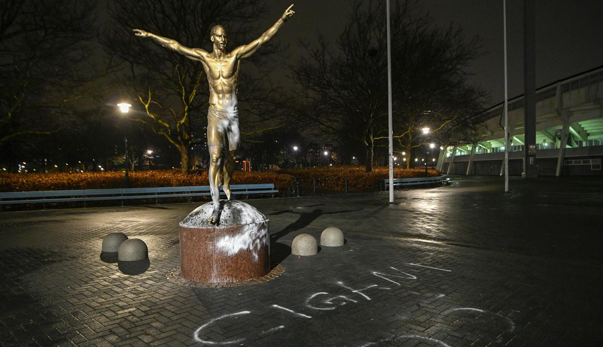 Penampakan patung Zlatan Ibrahimovic yang rusak di depan Stadion Malmo FF, Swedia, Minggu (22/12). Perusakan patung tersebut dilakukan fans Malmo karena kecewa sang idola berinvestasi di klub rival, Hammarby. (AFP/Johan Nilsson)