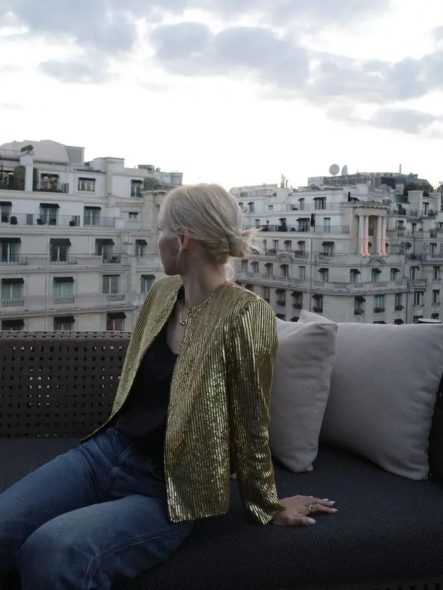 Penampilan Mahal Lisa BLACKPINK Saat Menikmati Paris dengan Busana Blink-Blink