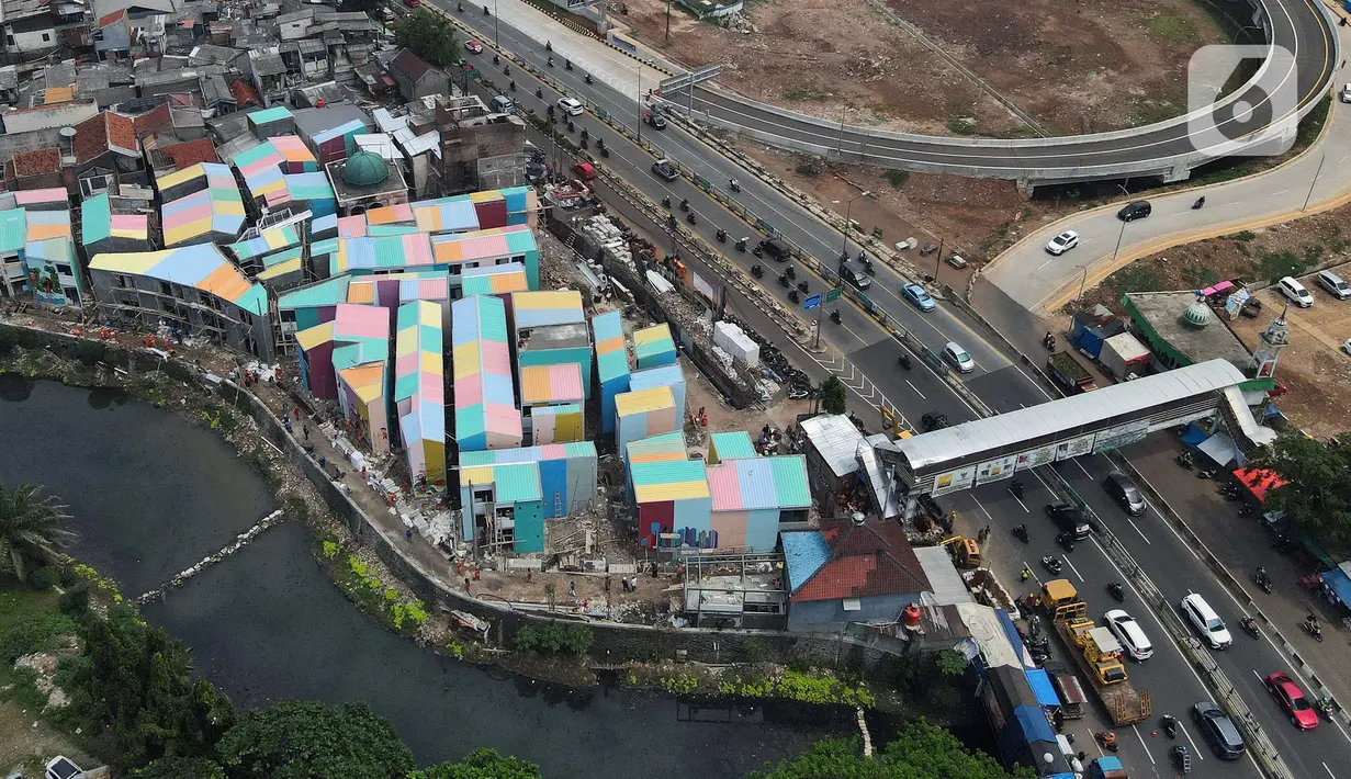 Foto udara memperlihatkan pembangunan rumah bagi korban kebakaran di Kampung Gembira Gembrong, Jakarta, Rabu (14/9/2022). Menurut data Pemprov DKI Jakarta, pembangunan 138 unit rumah bagi korban kebakaran di permukiman Kampung Gembira Gembrong telah mencapai 90 persen dan akan segera dihuni kembali pada akhir September 2022. (Liputan6.com/Herman Zakharia)