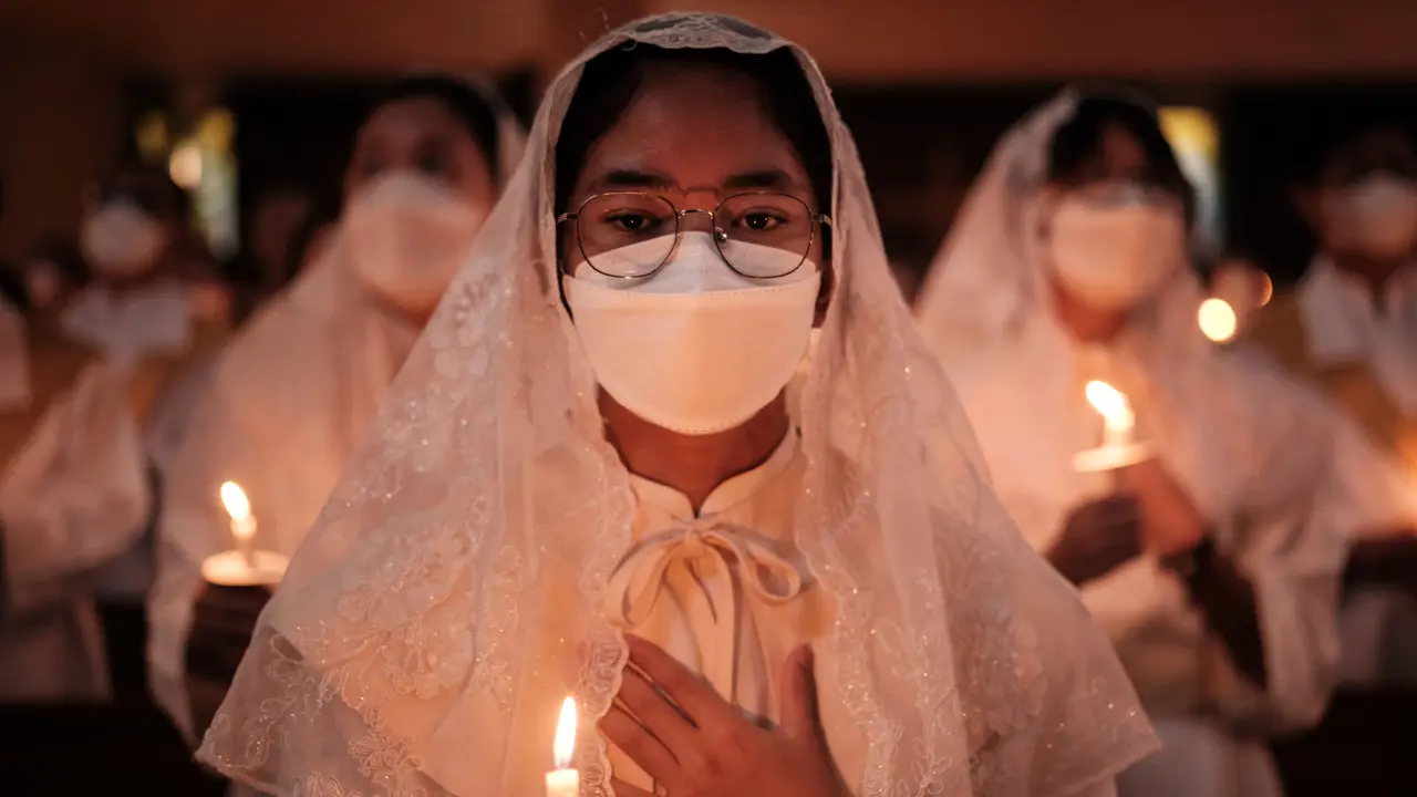 MIsa Malam Paskah di Gereja Santo Kristoforos Berlangsung Khusyuk dan Khidmat