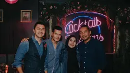 Aktor senior Anjasmara dan Adam Jordan juga dturut merayakan ulang tahun aktris cantik yang satu ini. Dengan menggunakan baju denim, Anjasmara dan Adam Jordan berfoto bersama kedua orang tua Nikita.  (Liputan6.com/IG/nikitawillyofficial94)