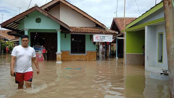 Penampakan banjir yang menggenangi pemukiman warga di Pantura Cirebon. Foto (Liputan6.com / Panji Prayitno)