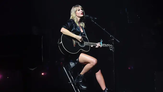 Gaya Manggung Stylish Ala Taylor Swift