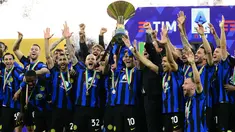 Penyerang Inter Milan #10 Lautaro Martinez mengangkat trofi Liga Italia 2023/2024 bersama rekan satu timnya dalam upacara penyerahan gelar scudetto usai menghadapi Lazio pada laga giornata 37 Serie A 2023/2024 di Giuseppe Meazza, Minggu (19/5/2024) malam WIB. (Marco BERTORELLO / AFP)