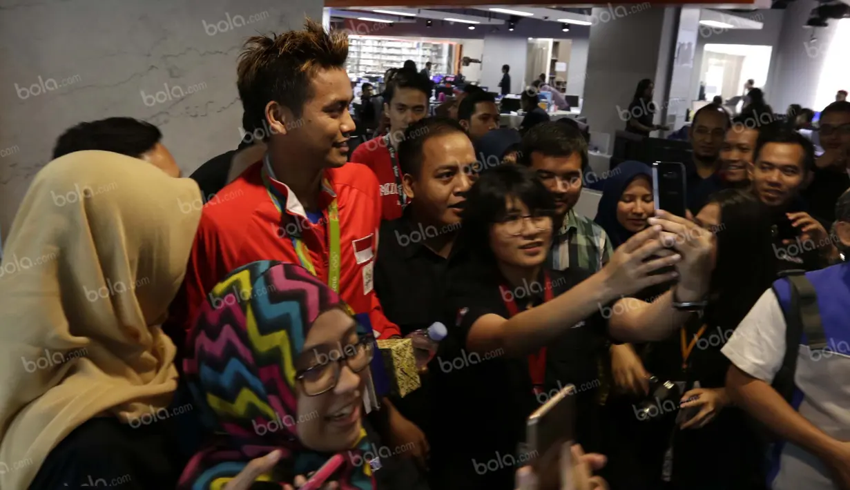 Peraih medali emas bulutangkis Olimpiade Rio 2016, Tontowi Ahmad, berfoto dengan karyawan SCTV di Studio SCTV, SCTV Tower, Jakarta, Kamis (25/8/2016). (Bola.com/Arief Bagus)