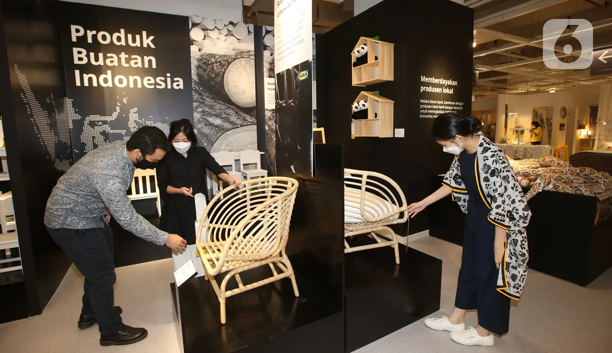 Pengunjung melihat produk buatan Indonesia di sela-sela pembukaan toko IKEA Mal Taman Anggrek di Jakarta, Kamis (7/4/2022). IKEA Mal Taman Anggrek yang menempati seluas 9,400 meter persegi menampilkan 22 room set yang desainnya terinspirasi dari kehidupan kota Jakarta. (Liputan6.com/Fery Pradolo)